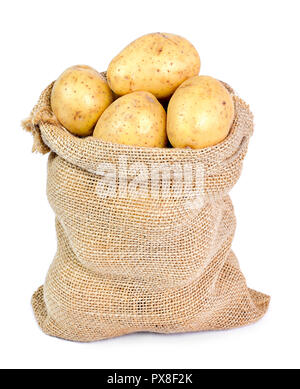 Frische rohe Kartoffeln in einem sackleinen Sack. Erdige Kartoffel Szene mit Sack auf weißem Hintergrund, kochen Zutat. Stockfoto