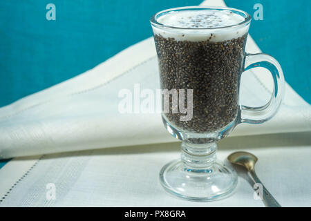 Korn Chia gemischt mit Saft und Milch im Glas Becher auf eine leichte Stoff Tuch. Stockfoto