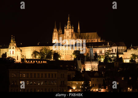 Am Abend Blick auf die Prager Burg mit den umliegenden Gebäuden, Tschechische Republik Stockfoto