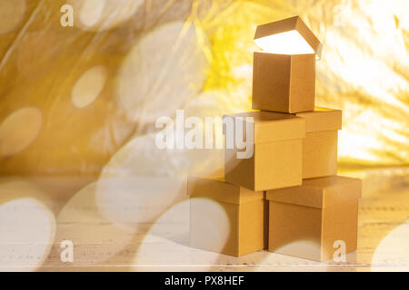 Kleinen Karton Geschenkboxen mit bokeh Wirkung wie das Konzept von Weihnachten Verkauf. Stockfoto