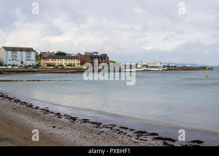 11. Oktober 2018 Ballyholme Bucht mit den 60er Jahren gestaltete Ballyholme Yacht Club Club Haus in Bangor Northern Ireland. Stockfoto