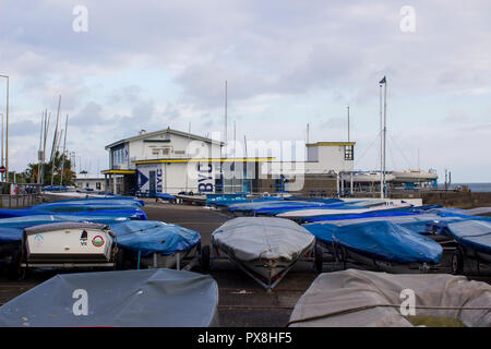 11. Oktober 2018 Die Ballyholme Yacht Club Club Haus am Ballyholme Bucht in Bangor Northern Ireland. Das Club House ist ein schönes Beispiel für zeitgenössische si Stockfoto