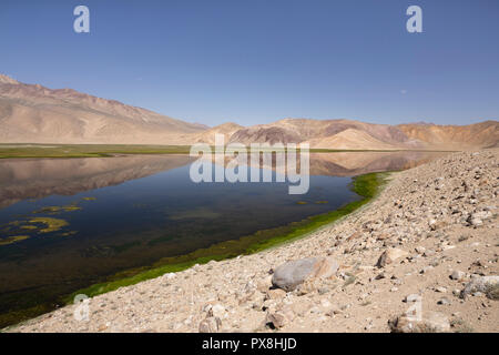 Spiegelungen der Berge im schönen Bulunkul See im oberen Gunt Tal in Pamir Pamir Highway, Gorno Badakhshan, Tadschikistan Stockfoto