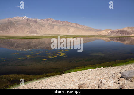 Spiegelungen der Berge im schönen Bulunkul See im oberen Gunt Tal in Pamir Pamir Highway, Gorno Badakhshan, Tadschikistan Stockfoto