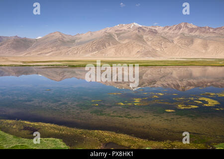 Spiegelungen der Berge im schönen Bulunkul See im oberen Gunt Tal in Pamir Pamir Highway, Gorno Badakhshan, Tadschikistan Stockfoto