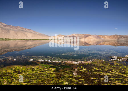 Spiegelungen der Berge im schönen Bulunkul See im oberen Gunt Tal in Pamir Pamir Highway, Gorno Badakhshan, Tadschikistan Stockfoto