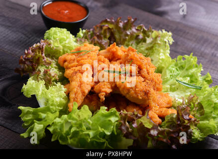 Chciekn Lenden mit Tomatensauce und Salat Stockfoto