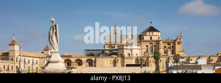 Mezquita und die Statue von Rafael, Córdoba, Andalusien, Spanien, Europa Stockfoto