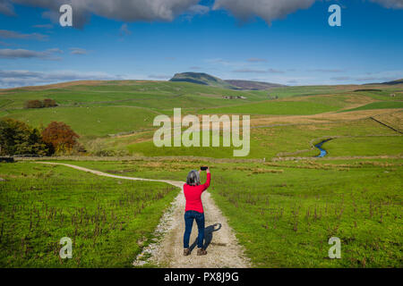 Reife Frau erfassen die Landschaft der Yorkshire Dales National Park. Stockfoto