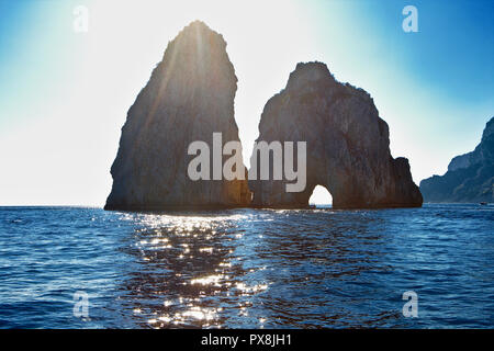 Schöne Felsformation an der Küste von Capri Stockfoto