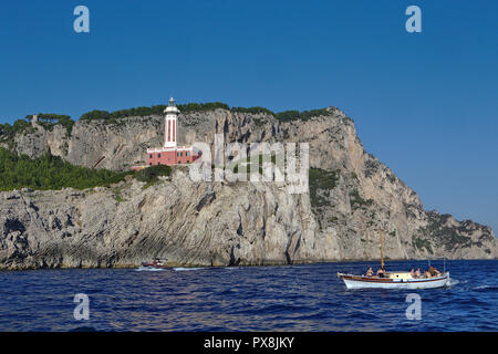 Blick auf Capri Leuchtturm auf Felsen aus dem Meer Stockfoto