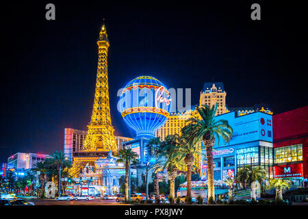 SEPTEMBER 20, 2017 - LAS VEGAS: Klassische Ansicht von bunten Downtown Las Vegas mit berühmten Strip und Paris Las Vegas Hotel und Casino Komplex in der Nacht Stockfoto
