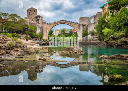 Klassische Ansicht der berühmten Alten Brücke von Mostar (Stari Most), ein UNESCO-Weltkulturerbe seit 2005, an einem regnerischen Tag mit dunklen Wolken im Sommer Stockfoto