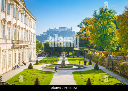 Klassische Ansicht der berühmten Mirabellgarten mit historischen Festung Hohensalzburg im Hintergrund an einem sonnigen Tag in Salzburg, Österreich Stockfoto