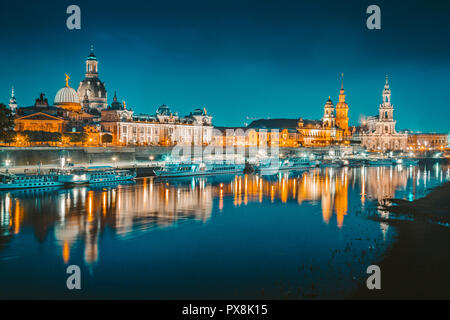 Klassische Dämmerung Blick auf die historische Stadt Dresden in der wunderschönen Elbe während der Blauen Stunde in der Dämmerung, Sachsen, Deutschland widerspiegelt. Stockfoto