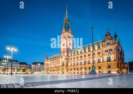 Klassische Dämmerung Blick auf die berühmte Hamburger Rathaus mit Rathausmarkt Platz während der Blauen Stunde in der Dämmerung, Hamburg, Deutschland Stockfoto