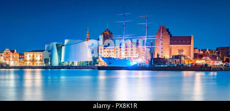 Klassische Panoramablick auf die Hansestadt Stralsund während der Blauen Stunde in der Dämmerung, Mecklenburg-Vorpommern, Deutschland Stockfoto