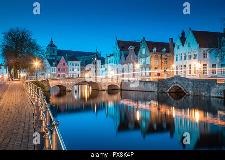 Klassische Panoramablick Dämmerung Blick auf das historische Stadtzentrum von Brügge während der schönen Abend blaue Stunde in der Dämmerung, Provinz Westflandern, Belgien Stockfoto