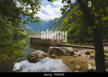 Panoramaaussicht traditionelle alte Holz- Boot Haus an der szenischen Obersee an einem schönen Tag mit blauem Himmel und Wolken im Sommer, Bayern, Deutschland Stockfoto