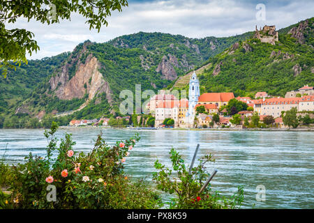 Schöne Landschaft mit der Stadt Dürnstein und Donau in der Wachau, Niederösterreich Stockfoto