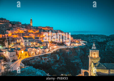 Panoramablick auf die Altstadt von Matera (Sassi di Matera) während der schönen Abend dämmerung Dämmerung, Basilicata beleuchtet, Süditalien Stockfoto