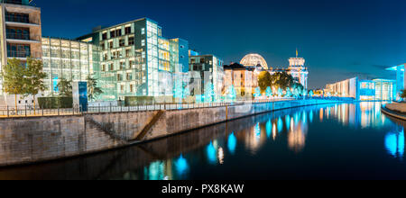 Panoramablick auf die Dämmerung Blick auf berühmte Berliner Regierungsviertel mit Spree während der Blauen Stunde in der Dämmerung, zentrale Berlin Mitte, Deutschland Stockfoto