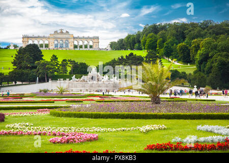 Klassische Ansicht der berühmten Schloss Schönbrunn mit malerischen Großen Parterre Garten an einem schönen sonnigen Tag mit blauen Himmel und Wolken im Sommer, Wien Stockfoto
