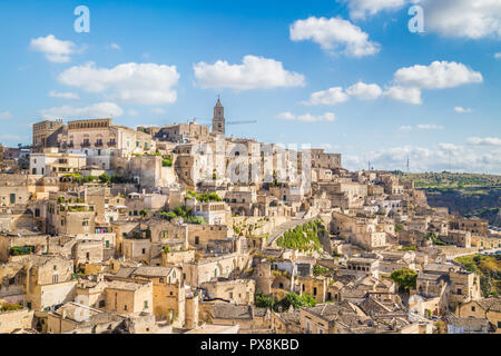 Panoramablick auf die Altstadt von Matera (Sassi di Matera) an einem sonnigen Tag mit blauen Himmel und Wolken, Basilicata, Italien Stockfoto