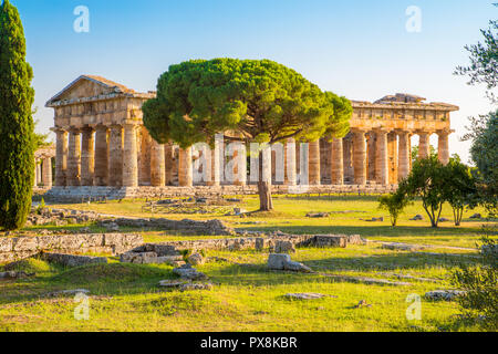 Paestum Tempel Archäologische UNESCO Weltkulturerbe bei Sonnenuntergang, Provinz Salerno, Kampanien, Italien Stockfoto