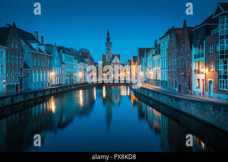 Schöne Panoramasicht auf berühmte Spiegelrei Kanal mit berühmten Poortersloge und Jan van Eyck Square im Hintergrund, während blaue Stunde leuchtet Stockfoto