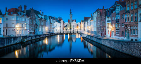 Schöne Panoramasicht auf berühmte Spiegelrei Kanal mit berühmten Poortersloge und Jan van Eyck Square im Hintergrund, während blaue Stunde leuchtet Stockfoto