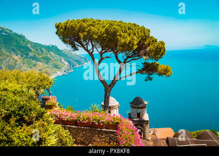 Herrlicher Panoramablick auf die berühmte Amalfiküste und Golf von Salerno von der Villa Rufolo Gardens in Amalfi, Kampanien, Italien Stockfoto