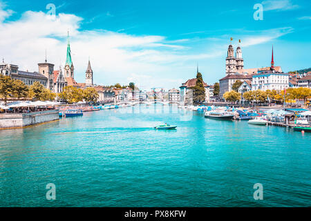 Panoramablick von der Zürcher Innenstadt mit Kirchen und Boote auf schönen Fluss Limmat im Sommer, Kanton Zürich, Schweiz Stockfoto