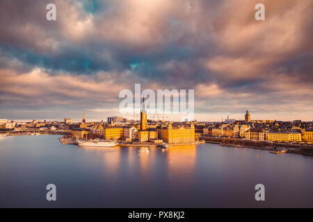 Klassische Ansicht der Stockholmer Innenstadt mit dem berühmten Riddarholmen in Gamla Stan in wunderschönen goldenen Morgenlicht, Södermalm, Stockholm, Schweden Stockfoto