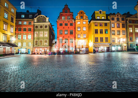 Klassische Ansicht der bunten Häusern an der berühmten stortorget Stadtplatz in der Stockholmer Altstadt Gamla Stan (Altstadt) in der Nacht, Stockholm, Schweden Stockfoto