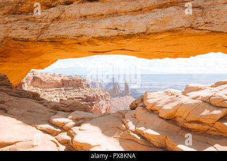 Klassische Ansicht des berühmten Mesa Arch, Symbol des amerikanischen Südwestens, beleuchtet im malerischen goldenen Morgenlicht bei Sonnenaufgang an einem schönen Tag im Sommer Stockfoto