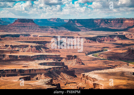 Scenic Green River blicken mit dramatischen Wolken und blauer Himmel an einem sonnigen Tag im schönen Canyonlands National Park, Utah, USA Stockfoto