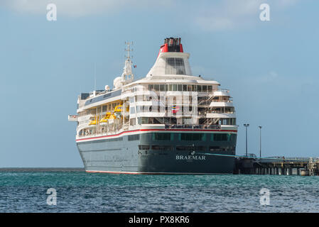 Fort-de-France, Martinique - Dezember 19, 2016: MS Braemar Kreuzfahrtschiffe vertäut im Hafen von Fort-de-France, Martinique, karibisches Paradies. Stockfoto