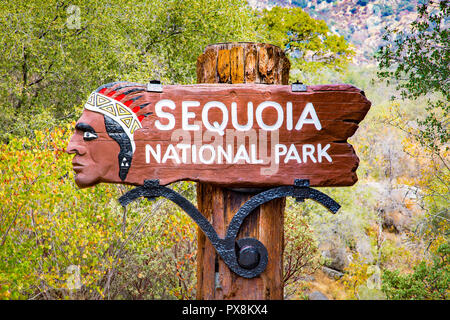 Klassische Ansicht der traditionellen hölzernen Sequoia National Park Eingang denkmal Willkommen Anmelden Sommer, Kalifornien, USA Stockfoto