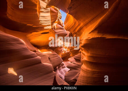 Schöne, weite Betrachtungswinkel von erstaunlichen Sandstein Felsformationen in berühmten Antelope Canyon an einem sonnigen Tag mit blauen Himmel in der Nähe der Altstadt von Seite am See Pow Stockfoto