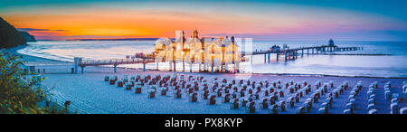 Berühmte Seebruecke Sellin (Seebrücke) im schönen Abend dämmerung Dämmerung im Sommer, Ostseebad Sellin Ferienort, Ostsee, Deutschland Stockfoto