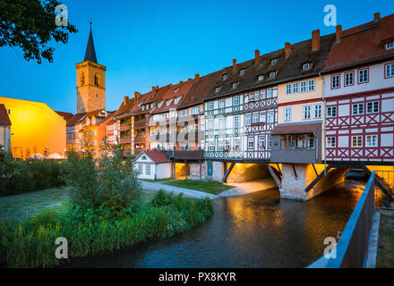 Klassische Panoramablick auf das historische Stadtzentrum von Erfurt mit berühmten Krämerbrücke beleuchtete am wunderschönen Dämmerung während der Blauen Stunde, Thüri Stockfoto