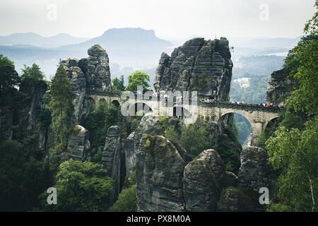 Wunderschöner Panoramablick auf die berühmte Basteibrücke mit Elbsandsteingebirge in der Sächsischen Schweiz National Park auf einem Stimmungsvollen Tag, Sachsen, Deutschland Stockfoto