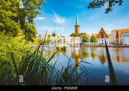 Classic panorama Blick auf die historische Stadt Lübeck mit berühmten Trave im Sommer, Schleswig-Holstein, Deutschland Stockfoto