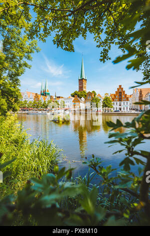 Classic panorama Blick auf die historische Stadt Lübeck mit berühmten Trave im Sommer, Schleswig-Holstein, Deutschland Stockfoto