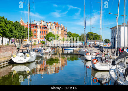 Klassische Panoramablick auf die Hansestadt Stralsund mit Segelbooten im Sommer, Mecklenburg-Vorpommern, Deutschland Stockfoto