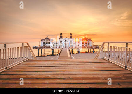 Berühmte Seebruecke Sellin (Seebrücke) im schönen goldenen lichter Morgen bei Sonnenaufgang im Sommer, Ostseebad Sellin Ferienort, Ostsee, Deutschland Stockfoto