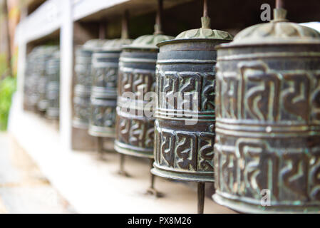 Ngawal Dorf, Annapurna Conservation Area, Nepal - Juli 24, 2018: Gebetsmühlen in der tibetisch-buddhistischen Tradition zu sammeln Weisheit und mer verwendet Stockfoto