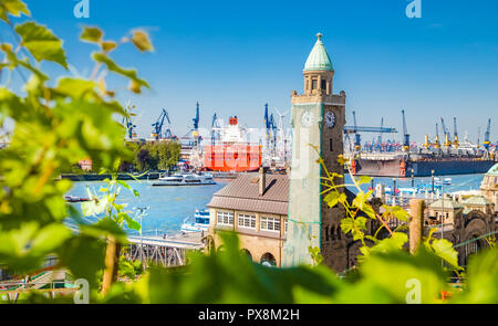 Berühmte Hamburger Landungsbrücken mit kommerziellen Hafen und Elbe mit blauem Himmel und Wolken im Sommer, St. Pauli, Hamburg, Deutschland Stockfoto