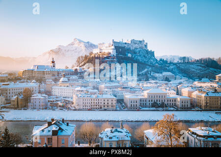 Klassische Ansicht von der historischen Stadt Salzburg mit der berühmten Festung Hohensalzburg und Salzach Fluss im malerischen Morgenlicht bei Sonnenaufgang auf einem schönen c Stockfoto